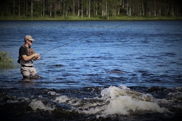 Où vivre une expérience authentique de la pêche sur la glace en Suède ?