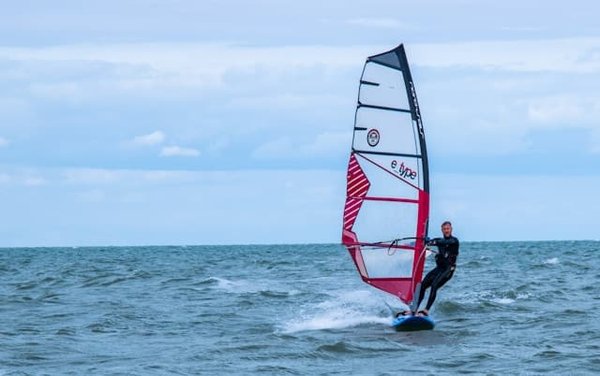 Quelles sont les meilleures destinations pour le windsurf en Europe au printemps ?